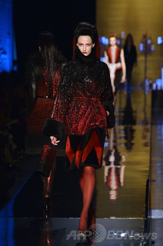 「ひげ面の女装歌手」も登場、J.P.ゴルチエ14/15年秋冬オートクチュール