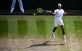 テニス、ウィンブルドン選手権、男子シングルス決勝。リターンを打つニック・キリオス（2022年7月10日撮影）。(c)Daniel LEAL / AFP