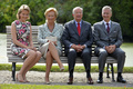 ベルギーの首都ブリュッセル（Brussels）にあるラーケン王宮（Royal Castle of Laeken）で撮影された（右から）フィリップ皇太子（Prince Philippe）、国王アルベール2世（King Albert II）、パオラ王妃 （Queen Paola）、マチルド皇太子妃（Princess Mathilde、2012年9月2日撮影、資料写真）。(c)AFP/BELGA/DIRK WAEM
