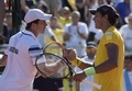 男子テニス、国別対抗戦デビスカップワールドグループ1回戦、アルゼンチン対ブラジル。試合を終え、健闘をたたえ合うアルゼンチンのカルロス・ベルロク（左）とブラジルのジョアン・ソウザ（2015年3月6日撮影）。(c)AFP/JUAN MABROMATA