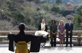 京都の清水寺で学生による能を鑑賞するミシェル・オバマ米大統領夫人（奥左から2人目）とキャロライン・ケネディ駐日米大使（同3人目）、大使の長男ジャック・シュロスバークさん（右、2015年3月20日撮影）。(c)AFP/TOSHIFUMI KITAMURA