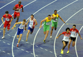 第12回世界陸上ベルリン大会（%%12th IAAF World Championships in Athletics Berlin%%）男子4×100メートル予選。日本は38秒53を記録し、トリニダード・トバゴに次ぐ1組2位で5大会連続の決勝進出を決めた。

　前回優勝の米国は2組1位だったが、第3走のショーン・クロフォード（%%Shawn Crawford%%）からダービス・パットン（%%Darvis Patton%%）へのバトン受け渡しが規定の範囲を越えていたため、失格処分となった。写真は予選に臨む日本（右）。（2009年8月21日撮影）(c)AFP/OLIVIER MORIN