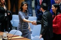 米ニューヨークの国連本部で、北朝鮮をめぐる安全保障理事会会合を前に握手を交わすニッキー・ヘイリー米国連大使（左）と中国の呉海涛国連次席大使（2017年12月22日撮影）。(c)AFP PHOTO / KENA BETANCUR
