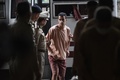 タイ首都バンコクの裁判所に出廷したハキム・アライビ氏（中央、2019年2月4日撮影）。(c)Lillian SUWANRUMPHA / AFP