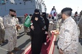 スーダンから脱出し、サウジアラビア・ジッダに到着した市民らを出迎えるサウジ兵士。国営サウジ通信提供（2022年4月22日提供）。(c)AFP PHOTO / HO / SPA