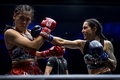タイ・バンコクのルンピニー・スタジアムで行われた女性格闘家によるムエタイの試合（2022年9月24日撮影、資料写真）。(c)Jack TAYLOR / AFP