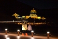 夜の鳴沙山・月牙泉風景区を歩く観光客（2025年2月12日撮影）。(c)Xinhua News