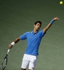 テニス、ドバイ・テニス選手権、男子シングルス2回戦。サーブトスを上げるノバク・ジョコビッチ（2015年2月25日撮影）。(c)AFP/KARIM SAHIB