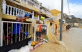 スペイン南東部レドバンで、自宅に入った水を出す男性（2019年9月13日撮影）。(c)JOSE JORDAN / AFP