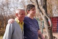 プリシュティナ・ドッグシェルターを設立したアルバニア人のメントル・ホッジャさん（右）とセルビア人のスラビサ・ストヤノビッチさん。コソボ首都プリシュティナ近郊のグラチャニツァで（2021年11月12日撮影）。(c)Armend NIMANI / AFP