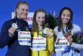第19回世界水泳選手権、競泳女子100メートル自由形の表彰式で、メダルを手に喜ぶ（左から）2位に入ったスウェーデンのサラ・ショーストレム、優勝したオーストラリアのモリー・オキャラハン、3位に入った米国のトーリ・ハスケ（2022年6月23日撮影）。(c)Attila KISBENEDEK / AFP