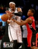 13-14NBAプレーオフ1回戦（7回戦制）、ブルックリン・ネッツ（Brooklyn Nets）対トロント・ラプターズ（Toronto Raptors）第6戦。トロント・ラプターズのカイル・ローリー（Kyle Lowry）にボールを弾かれるブルックリン・ネッツのポール・ピアース（Paul Pierce、2014年5月2日撮影）。(c)AFP/Getty Images/Elsa