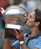 全仏オープンテニス2009（%%French Open 2009%%）男子シングルス決勝。大会第2シードのロジャー・フェデラー（%%Roger Federer%%、スイス）は、大会第23シードのロビン・ソデルリング（%%Robin Soderling%%、スウェーデン）と対戦。フェデラーは6-1、7-6、6-4で全仏初優勝を果たし、ピート・サンプラス（%%Pete Sampras%%、米国）氏の持つグランドスラム最多優勝記録（14勝）に並ぶと同時に、史上6人目の生涯グランドスラム（4大大会全制覇）を達成した。写真はトロフィーに口づけをするロジャー・フェデラー。（2009年6月7日撮影）(c)AFP/BERTRAND GUAY