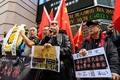 日本総領事館が入るビルの前で南京事件に対する抗議デモを行う民間団体のメンバーら。香港にて（2018年12月13日撮影）。(c)ANTHONY WALLACE / AFP