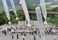 北朝鮮との非武装地帯（DMZ）に近い韓国北部の坡州（Paju）で、北朝鮮を批判するパンフレットなどを付けて韓国の活動家たちが飛ばした風船（2010年9月9日撮影、資料写真）。(c)AFP/JUNG YEON-JE