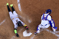 23MLB、ワールドシリーズ（7回戦制）、テキサス・レンジャーズ対アリゾナ・ダイヤモンドバックス。8回に味方の適時打で生還するアリゾナ・ダイヤモンドバックスのヘラルド・ペルドモ（左、2023年10月28日撮影）。(c)Carmen Mandato/Getty Images/AFP