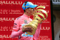 第96回ジロ・デ・イタリア（2013 Giro d&apos;Italia）は26日、第21ステージ（リエーゼ・ピオ・デチモからブレシア、197キロメートル）が行われ、アスタナ（Astana）のヴィンセンツォ・ニバリ（Vincenzo Nibali、イタリア）が総合優勝を果たした。

優勝トロフィーにキスするアスタナのヴィンセンツォ・ニバリ（2013年5月26日撮影）。(c)AFP/LUK BENIES