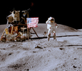 アポロ16号（Apollo 16）で月面のデカルト（Descartes）高地に降り立ち、飛び跳ねながら米国旗に敬礼するジョン・ヤング（John W. Young）船長（1972年4月撮影）。(c)AFP/NASA/Charles M. Duke Jr.