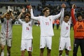 サッカー国際親善試合は12日、各地で行われ、日本は1-0でフランスに勝利した。

勝利を喜ぶ日本の選手（2012年10月12日撮影）。(c)AFP/KENZO TRIBOUILLARD