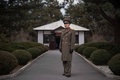 1953年に朝鮮戦争休戦協定交渉が行われた建物の前で撮影された朝鮮人民軍陸軍中尉。この建物は、南北軍事境界線に沿って設けられている非武装地帯（DMZ）の近くにある。(c)AFP/Ed Jones 
