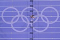 パリ五輪、陸上女子400メートルハードル決勝。最後のハードルを越える米国のシドニー・マクラフリンレブロニ（2024年8月8日撮影）。(c)Antonin THUILLIER / AFP