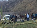 モロッコ・イムリル近郊の山岳地帯で、北欧出身の女性2人が遺体で発見された現場に立つ警察官や地元住民。モロッコ国営テレビ2Mが放送した映像より（2018年12月18日取得）。(c)various sources / AFP