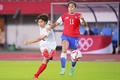 東京五輪、サッカー女子1次ラウンド・グループE、チリ対日本。シュートを打つ岩渕真奈（左、2021年7月27日撮影）。(c)Kohei CHIBAHARA / AFP