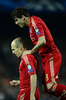 サッカー欧州チャンピオンズリーグ（UEFA Champions League 2012-13）は1日、準決勝第2戦が行われ、バイエルン・ミュンヘン（Bayern Munich）が3-0でFCバルセロナ（FC Barcelona）に勝利し、2試合合計スコア7-0で4年間で3度目となる決勝に進出した。

後半4分に先制点を挙げたアリエン・ロッベン（Arjen Robben）を祝福するバイエルン・ミュンヘンの ハビエル・マルティネス（Javier Martinez Aginaga、2013年5月1日撮影）。(c)AFP/JAVIER SORIANO