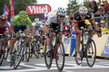 2011ツール・ド・フランス（2011 Tour de France）、第5ステージ（カルエクスからカプ・フレエル、164.5キロメートル）。モビスター・チーム（Movistar Team）のホセホアキン・ロハス（Jose Joaquin Rojas Gil、スペイン）、オメガファルマ・ロット（Omega Pharma-Lotto）のフィリップ・ジルベール（Philippe Gilbert、ベルギー）とのスプリント勝負を制すHTCハイロード（HTC-Highroad）のマーク・カヴェンディッシュ（Mark Cavendish、英国、中央、2011年7月6日撮影）。(c)AFP/NATHALIE MAGNIEZ