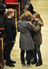 ドイツ南部ウィネンデン（Winnenden）の教会で抱き合う女生徒たち（2009年3月11日撮影）。(c)AFP/DDP/TORSTEN SILZ