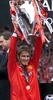 英マンチェスター（Manchester）のオールド・トラフォード（Old Trafford）で行われた1998-99イングランド・プレミアリーグ（Premier League）、マンチェスター・ユナイテッド（Manchester United）対トッテナム・ホットスパー（Tottenham Hotspurs）。トッテナム・ホットスパー2-1で下してリーグ優勝を決め、優勝杯を掲げるマンチェスター・ユナイテッドのデビッド・ベッカム（David Beckham、1999年5月16日撮影）。(c)AFP