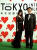 第26回東京国際映画祭（Tokyo International Film Festival）のオープニングイベントに登場した安倍晋三（Shinzo Abe）首相（右）と映画祭のフェスティバル・ミューズを務める栗山千明（Chiaki Kuriyama、2013年10月17日撮影）。(c)AFP/TOSHIFUMI KITAMURA