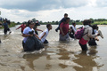 メキシコ・グアテマラ国境を流れるスチアテ川を渡って米国を目指すエルサルバドル移民たち（2018年11月2日撮影）(c)MARVIN RECINOS / AFP