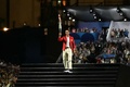 パリ五輪の開会式で、聖火を運ぶ男子テニスのラファエル・ナダル（2024年7月26日撮影）。(c)MARTIN BERNETTI / AFP