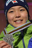 ノルディックスキー世界選手権（Nordic World Ski Championships 2013）、ジャンプ女子個人ノーマルヒル。メダル授与式でポーズをとる高梨沙羅（2013年2月23日撮影）。(c)AFP/ANDREAS SOLARO