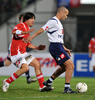 サッカー元チリ代表のマルセロ・サラス（%%Marcelo Salas%%）の引退記念試合が2日、サンティアゴ（Santiago）の国立スタジアム（Estadio Nacional de Chile）で開催された。エル・マタドール（El Matador、闘牛士）と呼ばれるサラスは、そのキャリアにおいて250得点近くを記録している。写真は元ウルグアイ代表のパオロ・モンテーロ（%%Paolo Montero%%）にプレスをかける元チリ代表のイバン・サモラーノ（%%Ivan Zamorano%%、左）。（2009年6月2日撮影）(c)AFP/MARTIN BERNETTI