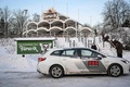 スウェーデンのフルビック動物園の正門付近に停車する警備会社の車両（2022年12月15日撮影）。(c)Fredrik SANDBERG / TT News Agency / AFP