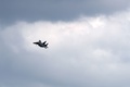 英イングランド東部サフォークのレイクンヒース英空軍基地への着陸体勢に入った米軍のF15戦闘機（2020年6月15日撮影）。(c)CHRIS RADBURN / AFP