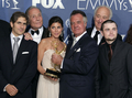 2007年9月16日、「第59回プライムタイム・エミー賞（59th Primetime Emmy Awards）」の授賞式で、ドラマ部門最優秀作品賞（Outstanding Drama Series）を受賞しプレスルームに登場した、『ザ・ソプラノズ（The Sopranos）』の出演者たち。(c)AFP/Getty Images Kevin Winter