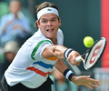 男子テニス、楽天ジャパンオープン（Rakuten Japan Open Tennis Championships 2012）は6日、東京の有明コロシアム（Ariake Coliseum）でシングルス準決勝が行われ、大会第6シードのミロス・ラオニック（Milos Raonic、カナダ）は6-3、6-7、7-6で第1シードのアンディ・マレー（Andy Murray、英国）を下し、決勝に進出した。

リターンを打つミロス・ラオニッチ（2012年10月6日撮影）。(c)AFP/KAZUHIRO NOGI