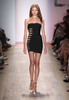 ニューヨーク市内で発表されたエルベ・レジェ バイ マックスアズリア（Herve Leger By Max Azria）の09年春夏コレクション（2008年9月7日撮影）。(c)AFP/Getty Images/Scott Gries