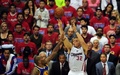 13-14NBAプレーオフ1回戦（7回戦制）、ロサンゼルス・クリッパーズ（Los Angeles Clippers）対ゴールデンステイト・ウォリアーズ（Golden State Warriors）第7戦。シュートを放つロサンゼルス・クリッパーズのブレイク・グリフィン（Blake Griffin、2014年5月3日撮影）。(c)AFP/Frederic J. BROWN