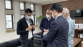福井県にある武生特殊鋼材で、メダルの試作品を確認する見延和靖選手（2022年3月26日撮影、提供写真）。(c)一般社団法人日本スポーツSDGs協会