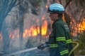 オーストラリア・マーガレットリバー近郊で山火事の消火に当たる消防隊。消防当局提供（2021年12月8日撮影、同10日入手）。(c)AFP PHOTO / SEAN BLOCKSIDGE / WESTERN AUSTRALIA DEPARTMENT OF FIRE AND EMERGENCY SERVICES