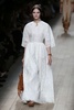 フランス・パリ市内で発表された「ヴァレンティノ（VALENTINO）」14年春夏コレクション（2013年10月1日撮影）。(c)AFP/PATRICK KOVARIK