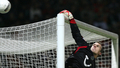 写真は、シュートをセーブするハノーバーのGKロベルト・エンケ（%%Robert Enke%%）。(c)AFP/DAVID HECKER