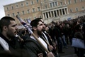 ギリシャの首都アテネで、年金改革や税金問題に抗議し、スローガンを叫ぶ共産党系労働組合「全ギリシャ戦闘的労働者戦線」の支持者たち（2016年2月13日撮影）。(c)AFP/ANGELOS TZORTZINIS