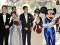 千葉県浦安市の東京ディズニーシー（Tokyo Disneysea）でミッキーマウス（Mickey Mouse）に銀婚式の祝福を受ける夫婦(2008年10月24日撮影)。(c)AFP/Yoshikazu TSUNO