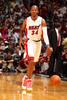 13-14NBA、マイアミ・ヒート（Miami Heat）対ヒューストン・ロケッツ（Houston Rockets）。ドリブルでボールを運ぶマイアミ・ヒートのレイ・アレン（Ray Allen、2014年3月16日撮影）。(c)AFP/Getty Images/NBAE/Issac Baldizon