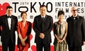 第26回東京国際映画祭（Tokyo International Film Festival）のオープニングイベントに登場したコンペティション部門の審査員。（左から）米映画監督クリス・ワイツ（Chris Weitz）、韓国人女優ムン・ソリ（Moon So-Ri）、審査委員長を務める映画監督チェン・カイコー（Chen Kaige）、女優寺島しのぶ（Shinobu Terashima）、オーストラリア人映画プロデューサー、クリス・ブラウン（Chris Brown、2013年10月17日撮影）。(c)AFP/TOSHIFUMI KITAMURA